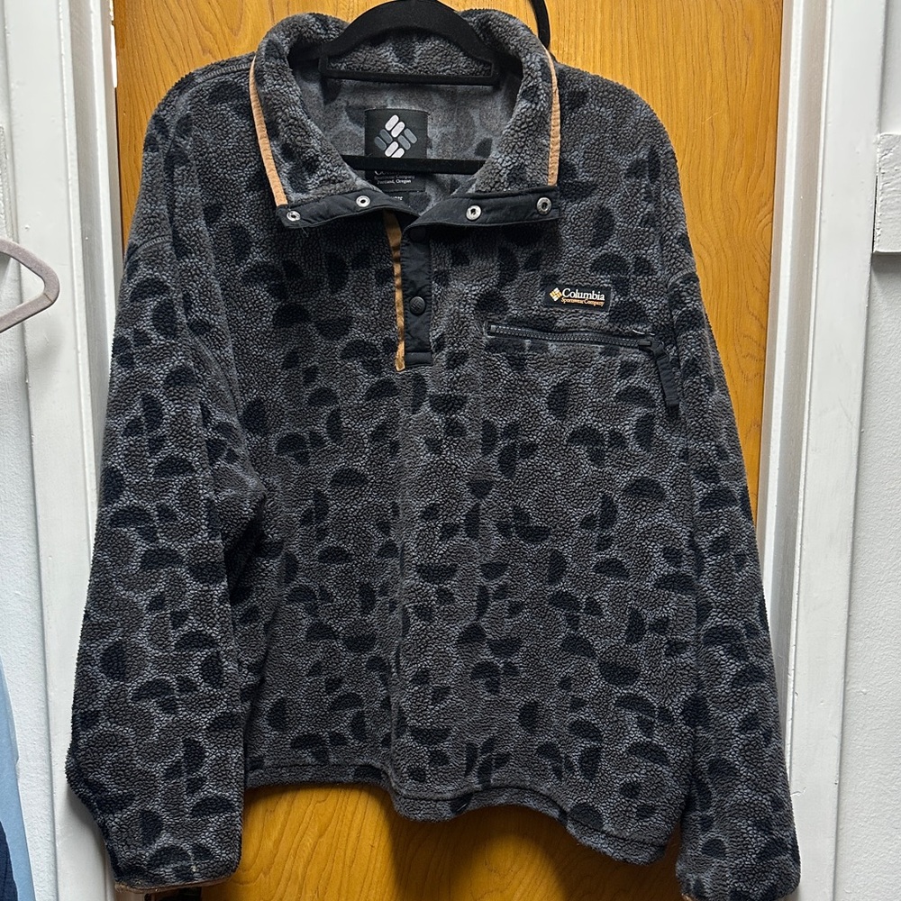 Columbia Black and Gray Patterned Fleece Jacket